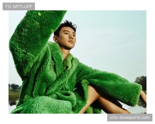 刚刷到宁泽涛随手一拍，背景那堆奢侈品把我这个月工资瞬间打回原形